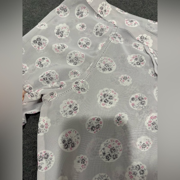 LC Lauren Conrad Light Gray Patterned Blouse Size M - Picture 5 of 7